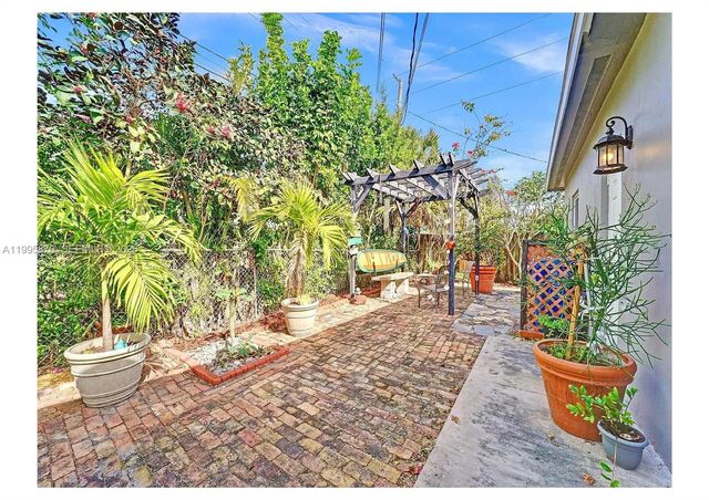 381 NE 42nd St, Oakland Park, FL 33334