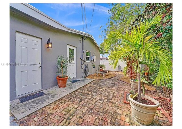 381 NE 42nd St, Oakland Park, FL 33334
