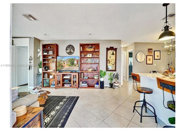 381 NE 42nd St, Oakland Park, FL 33334
