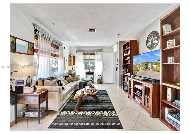 381 NE 42nd St, Oakland Park, FL 33334