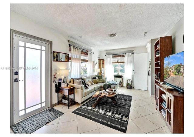 381 NE 42nd St, Oakland Park, FL 33334