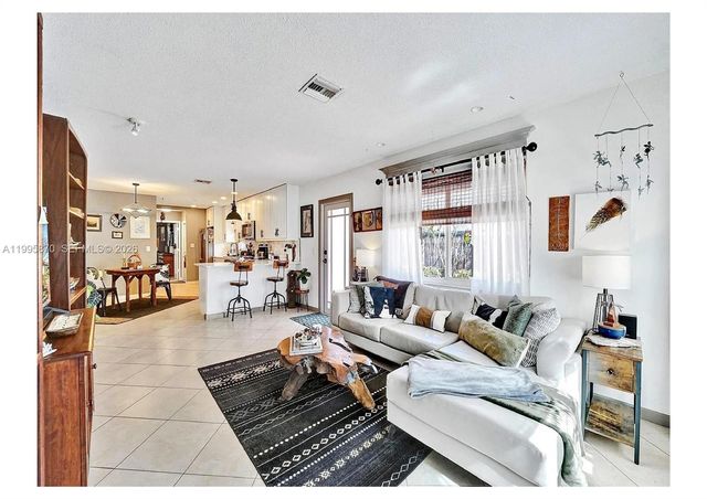 381 NE 42nd St, Oakland Park, FL 33334