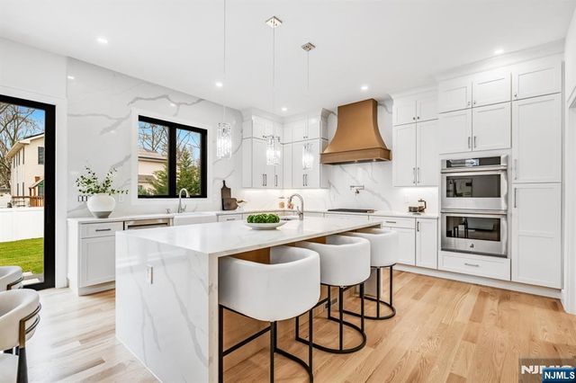 234 Vivien Court, Paramus, NJ 07652