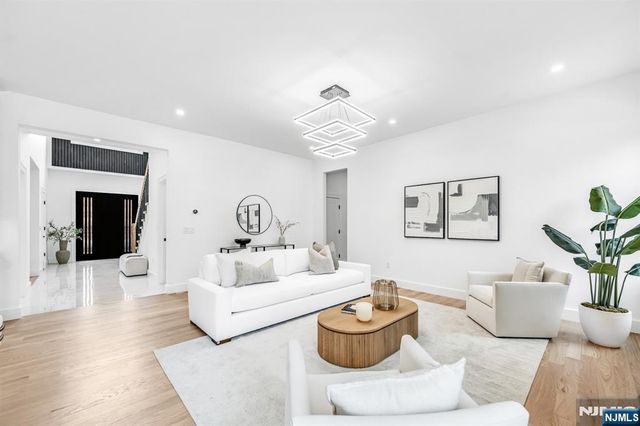 234 Vivien Court, Paramus, NJ 07652