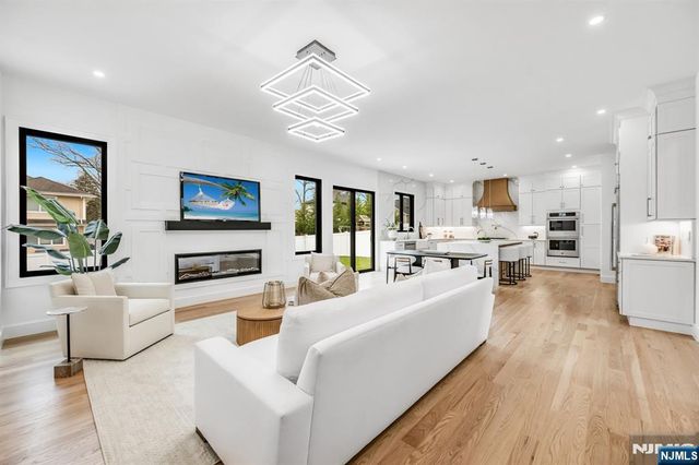 234 Vivien Court, Paramus, NJ 07652