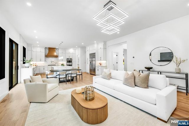 234 Vivien Court, Paramus, NJ 07652