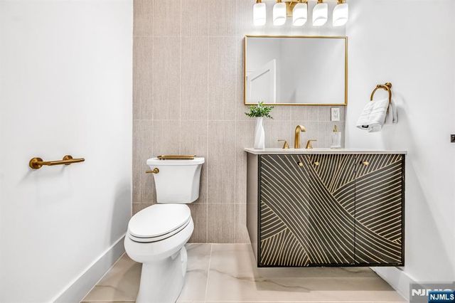 234 Vivien Court, Paramus, NJ 07652