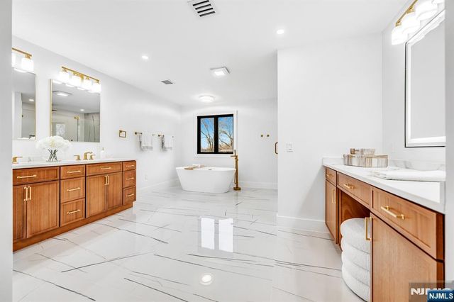 234 Vivien Court, Paramus, NJ 07652