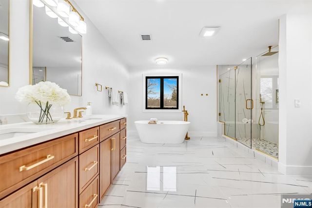 234 Vivien Court, Paramus, NJ 07652