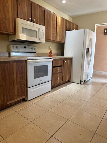 952 SE Walters Terrace, Port St Lucie, FL 34983