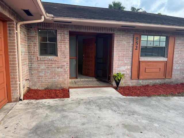 952 SE Walters Terrace, Port St Lucie, FL 34983