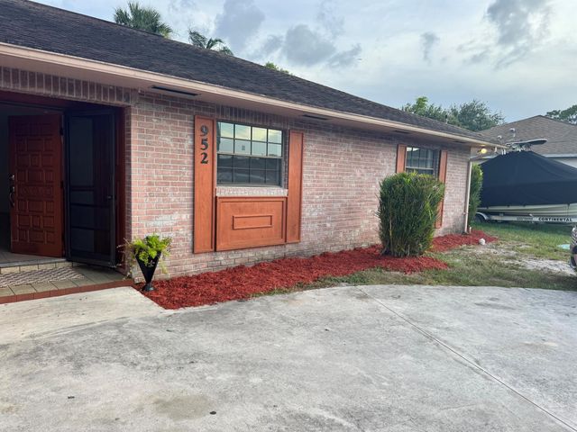 952 SE Walters Terrace, Port St Lucie, FL 34983