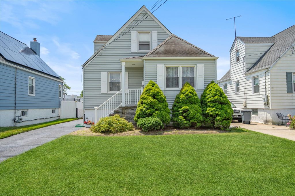 12 Westmoreland Road, Merrick, NY 11566