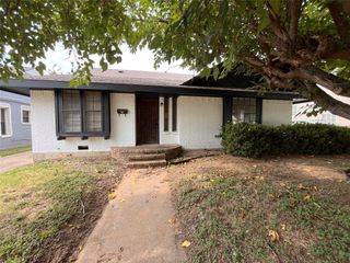 1104 E Robert Street, Fort Worth, TX 76104