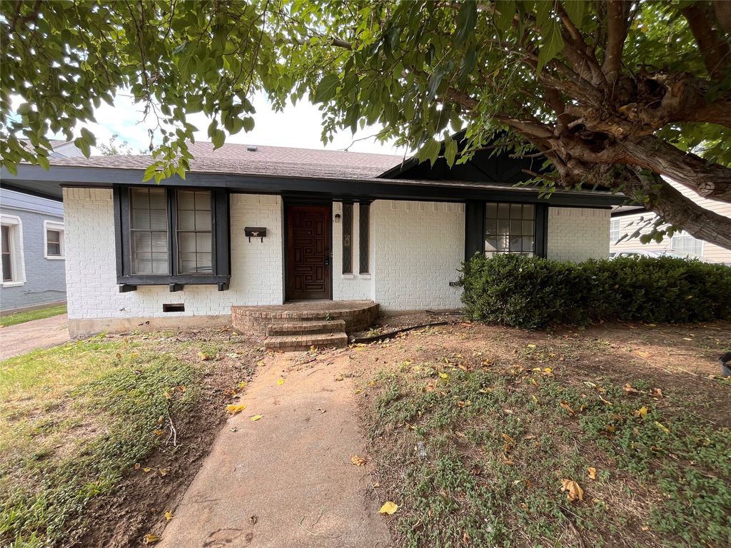 1104 E Robert Street, Fort Worth, TX 76104