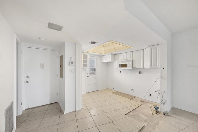 2110 BENJAMIN FRANKLIN DRIVE 303, Sarasota, FL 34236