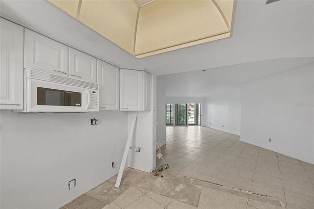 2110 BENJAMIN FRANKLIN DRIVE 303, Sarasota, FL 34236