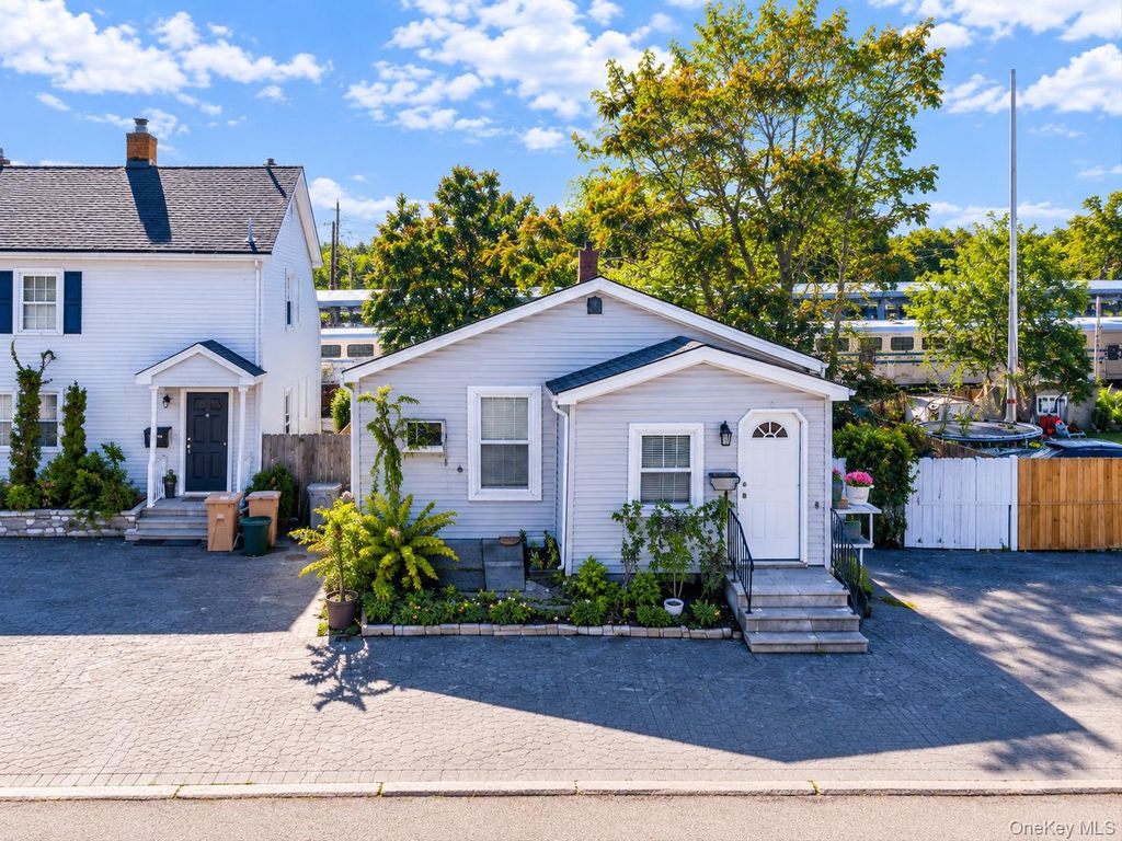 41 Funaro Court, Patchogue, NY 11772 — exterior