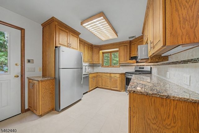 5 Allen Dr, Kinnelon Boro, NJ 07405