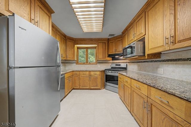 5 Allen Dr, Kinnelon Boro, NJ 07405