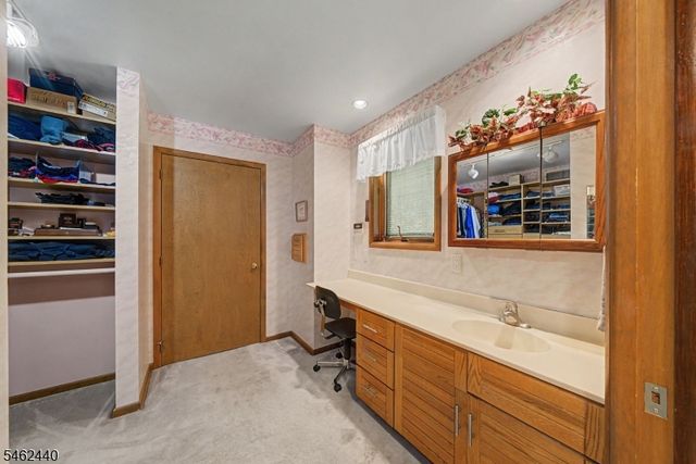 5 Allen Dr, Kinnelon Boro, NJ 07405