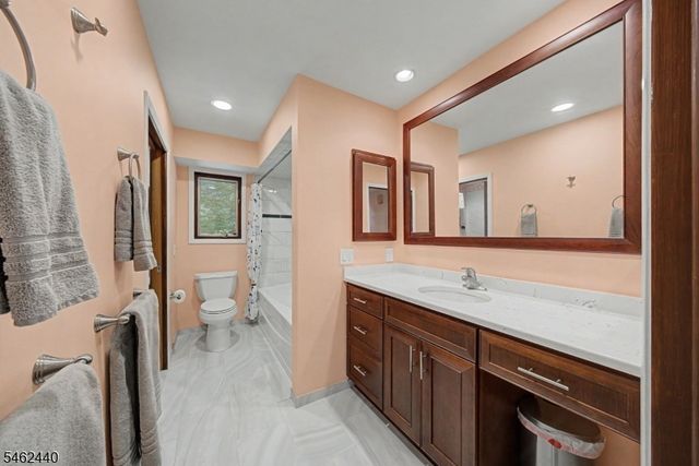 5 Allen Dr, Kinnelon Boro, NJ 07405