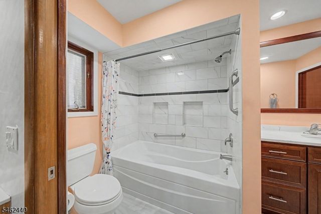 5 Allen Dr, Kinnelon Boro, NJ 07405