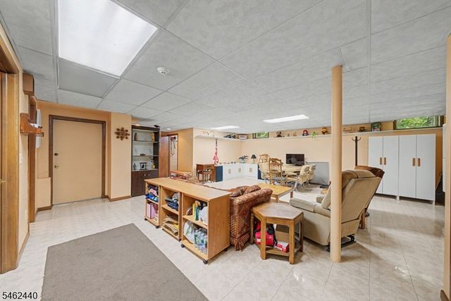 5 Allen Dr, Kinnelon Boro, NJ 07405