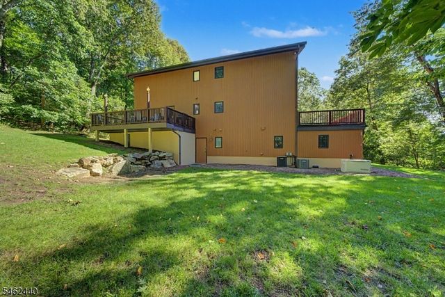 5 Allen Dr, Kinnelon Boro, NJ 07405