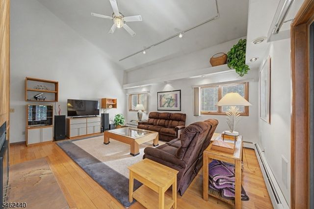 5 Allen Dr, Kinnelon Boro, NJ 07405