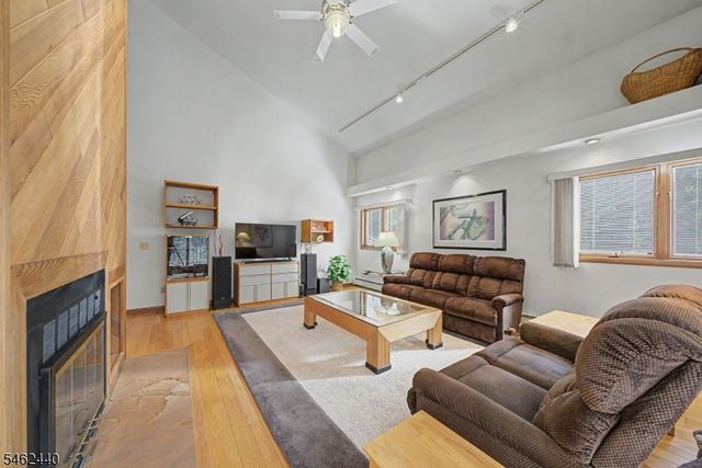5 Allen Dr, Kinnelon Boro, NJ 07405
