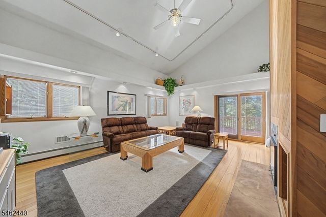 5 Allen Dr, Kinnelon Boro, NJ 07405