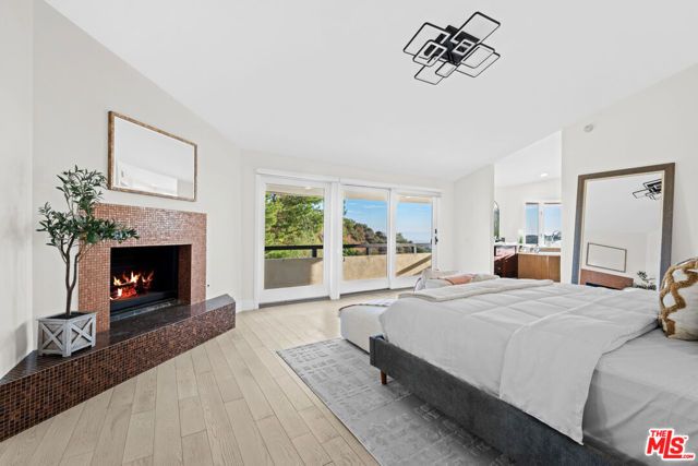 1121 Roberto Lane, Los Angeles, CA 90077