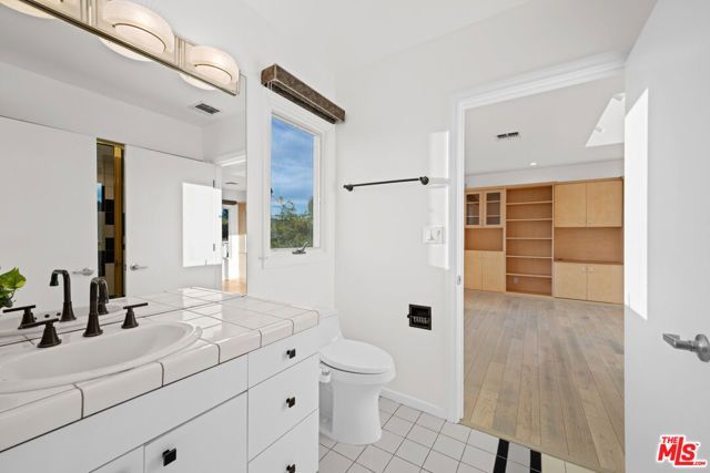 1121 Roberto Lane, Los Angeles, CA 90077