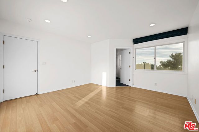 1121 Roberto Lane, Los Angeles, CA 90077