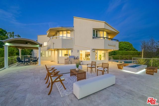 1121 Roberto Lane, Los Angeles, CA 90077