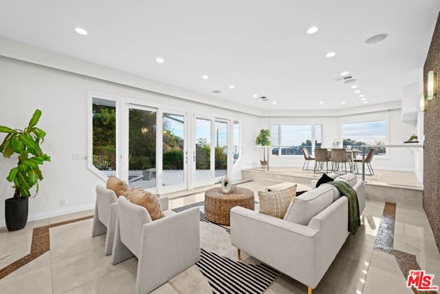 1121 Roberto Lane, Los Angeles, CA 90077