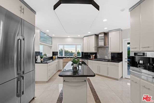 1121 Roberto Lane, Los Angeles, CA 90077