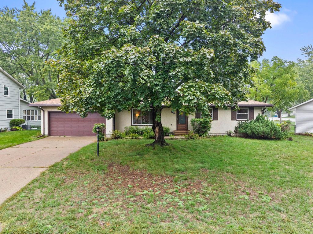 2245 Mapleview Avenue, Maplewood, MN 55109