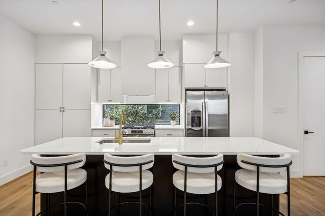 2147 Mail Avenue 101, Dallas, TX 75235