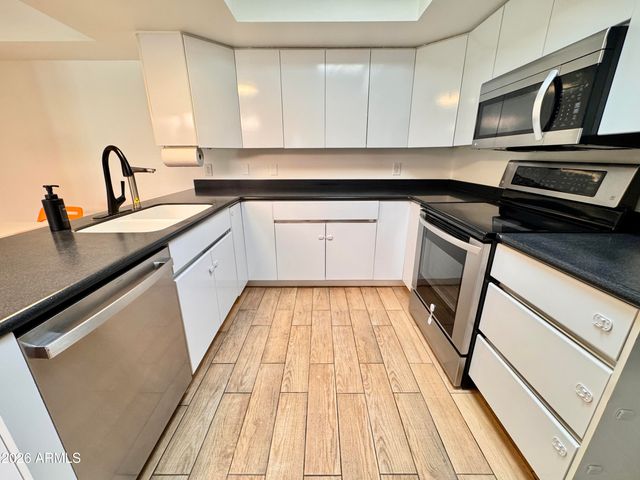 237 W DENTON Lane, Phoenix, AZ 85013