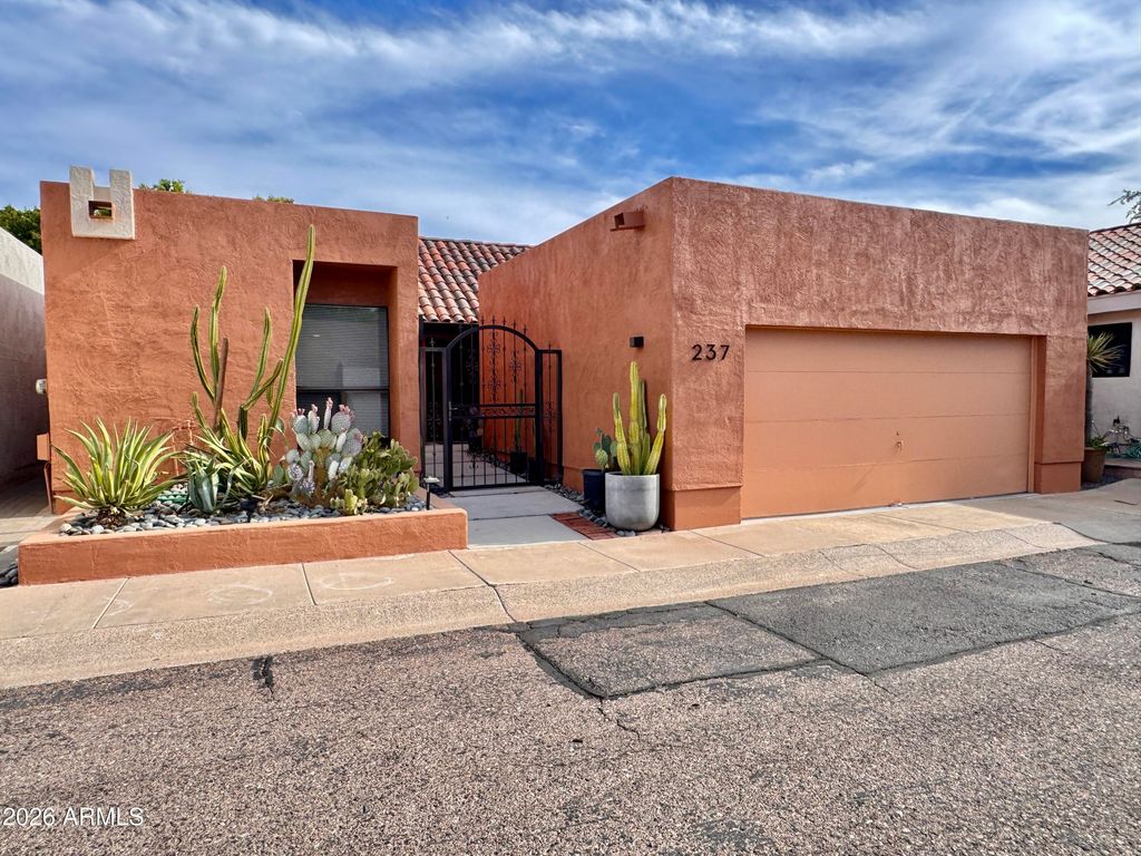 237 W DENTON Lane, Phoenix, AZ 85013 — photo 2