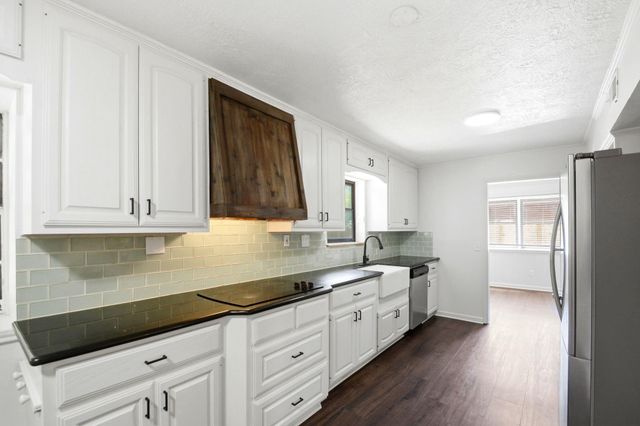 2011 Avenue T, Huntsville, TX 77340