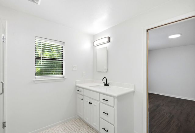 2011 Avenue T, Huntsville, TX 77340
