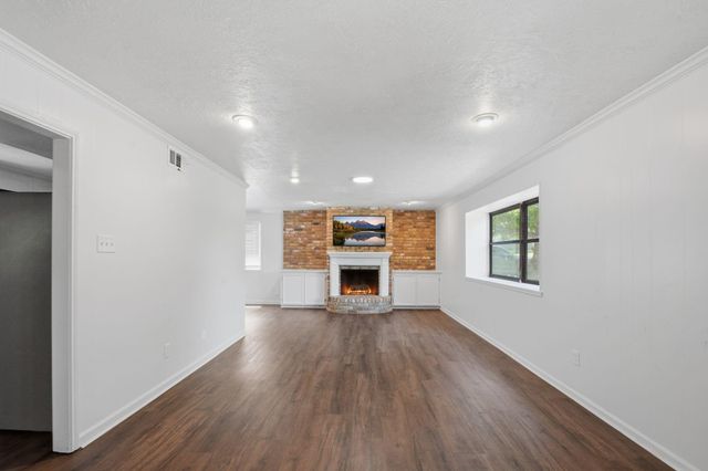 2011 Avenue T, Huntsville, TX 77340
