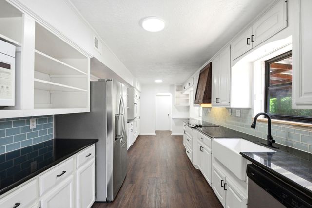 2011 Avenue T, Huntsville, TX 77340