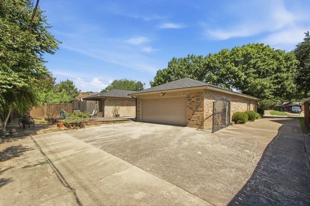 2940 S Creekwood Drive, Grapevine, TX 76051