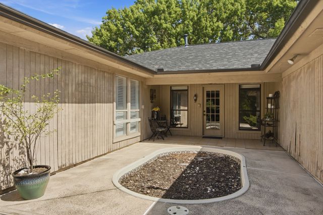 2940 S Creekwood Drive, Grapevine, TX 76051
