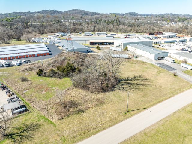 1 Tradewind Dr, Columbia, TN 38401