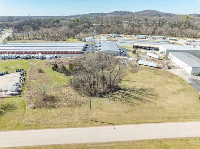 1 Tradewind Dr, Columbia, TN 38401